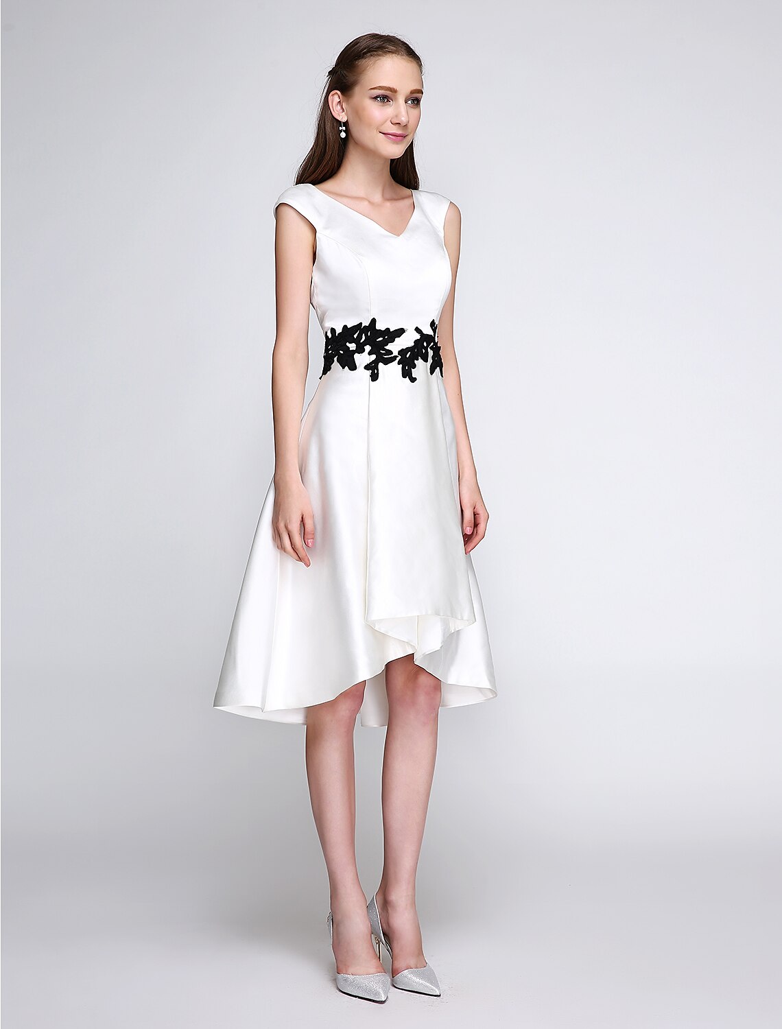 Abito a trapezio aderente e svasato, da cocktail, da ballo, lunghezza al ginocchio, senza maniche, scollo a V, in raso con applicazioni